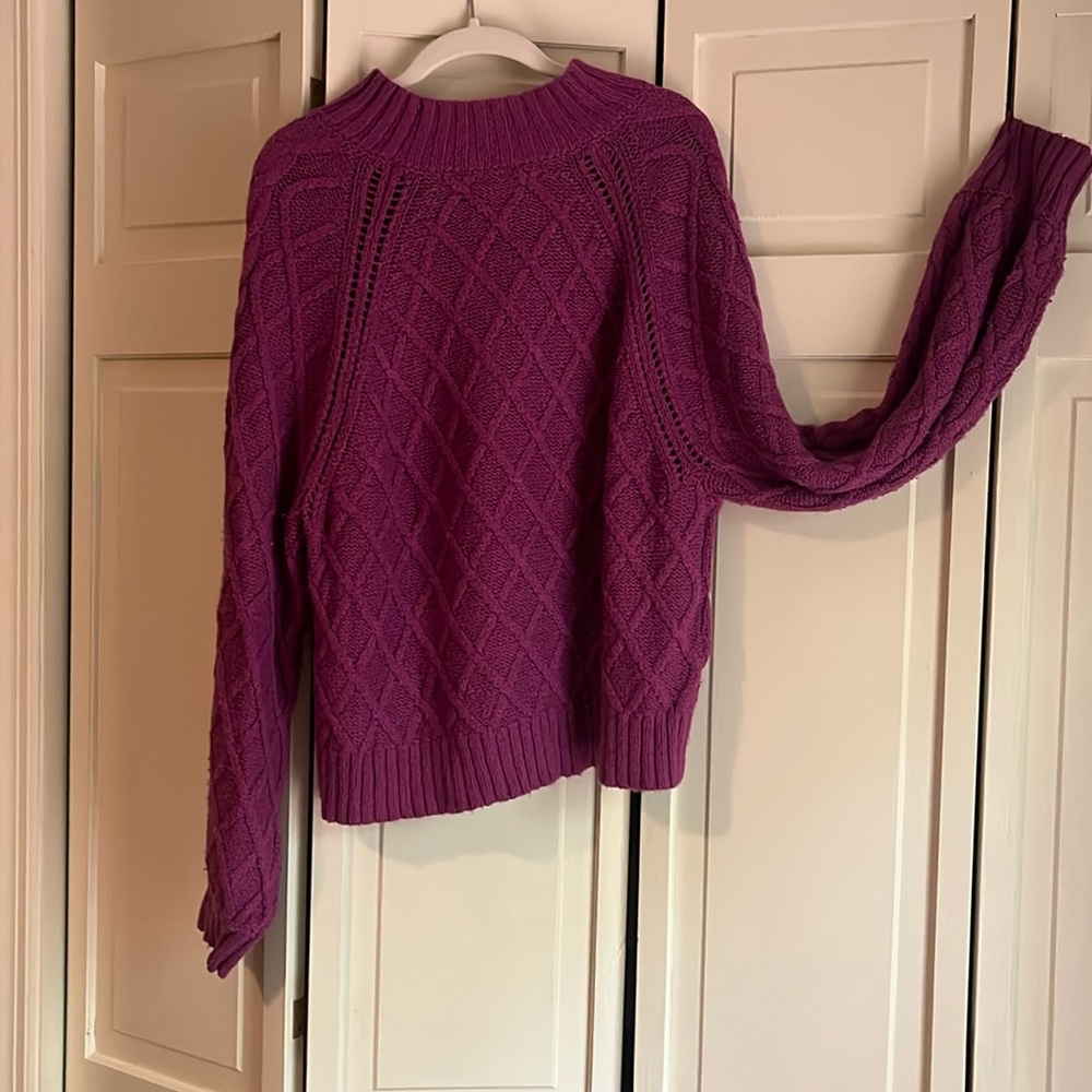 America Eagle Woman’s purple extremely soft sweater